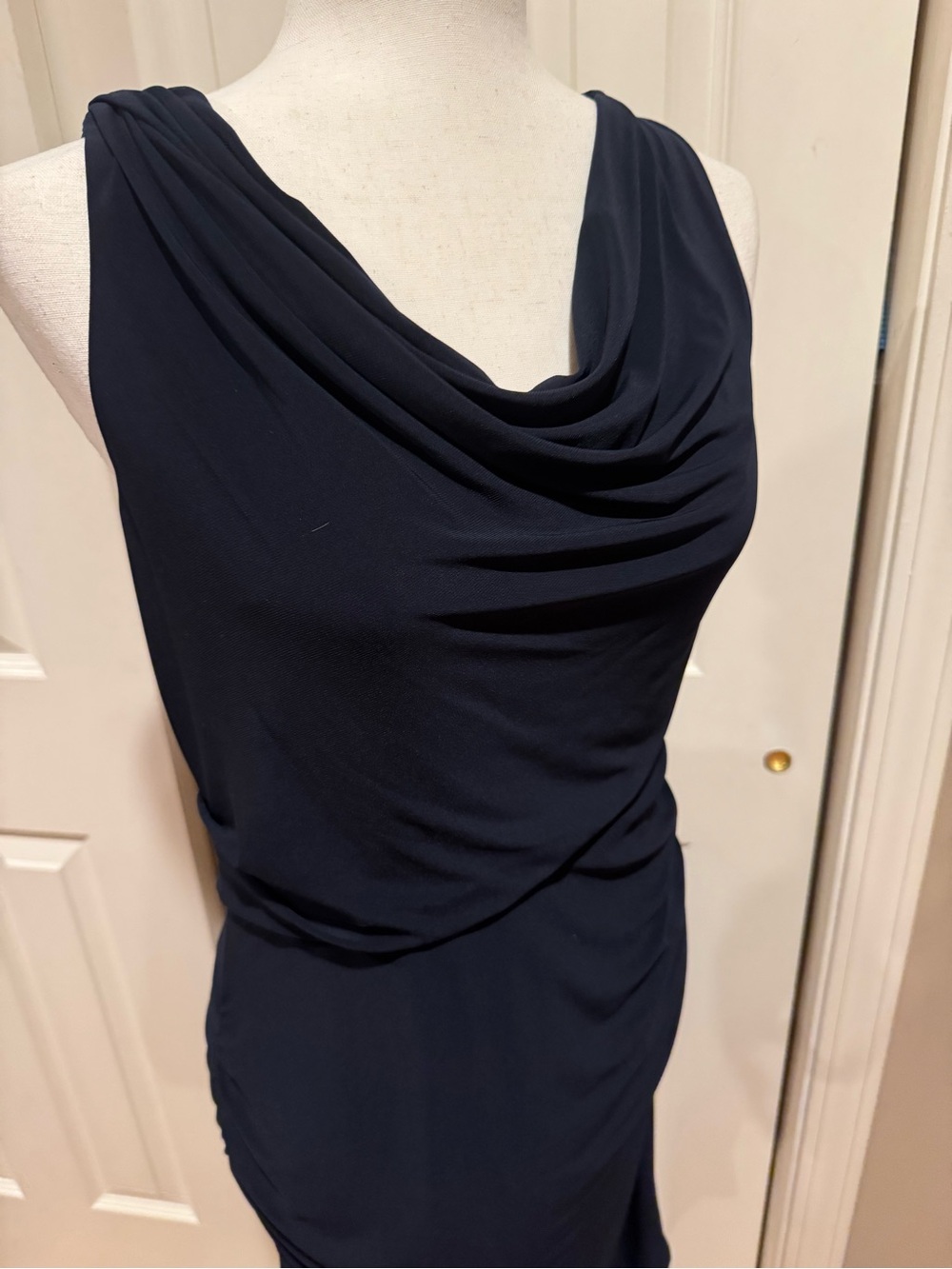 Vera Wang sleeveless gorgeous slimming Dress with ruching
